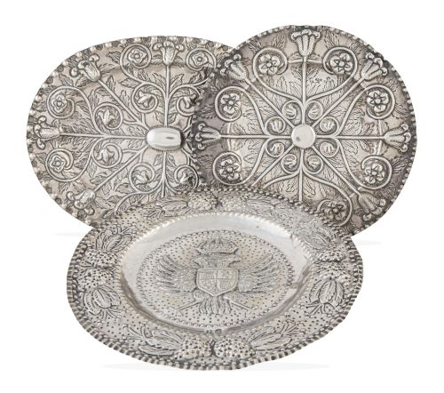 Lote de tres bandejas de plata repujada formado por: una ov