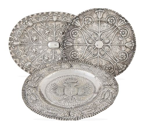 Lote de tres bandejas de plata repujada formado por: una ov