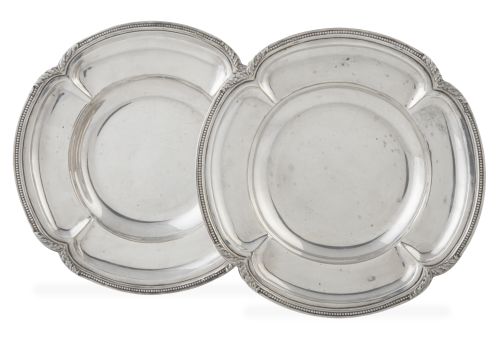 Pareja de bandejas circulares de plata con hojas y contario