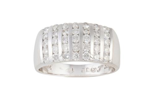 Sortija ancha con bandas de brillantes engastados en carril