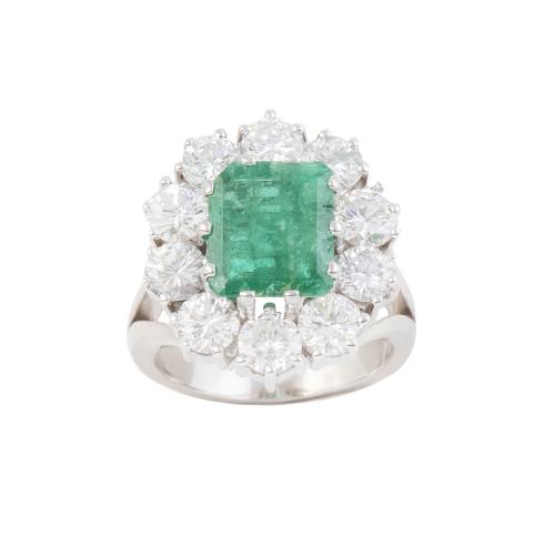 Sortija con esmeralda talla esmeralda de 4 ct aprox. con or