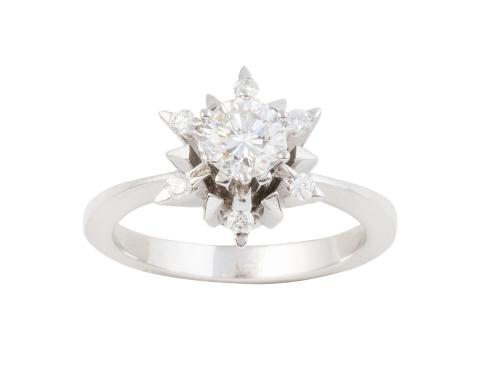 Sortija flor con brillante central elevado de 0,80 ct engas