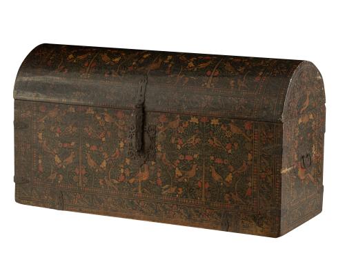 Baúl con tapa de medio cañon de madera laqueada y pintada c