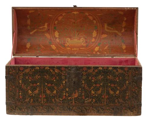 Baúl con tapa de medio cañon de madera laqueada y pintada c