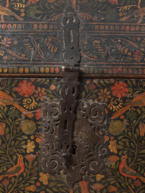 Baúl con tapa de medio cañon de madera laqueada y pintada c