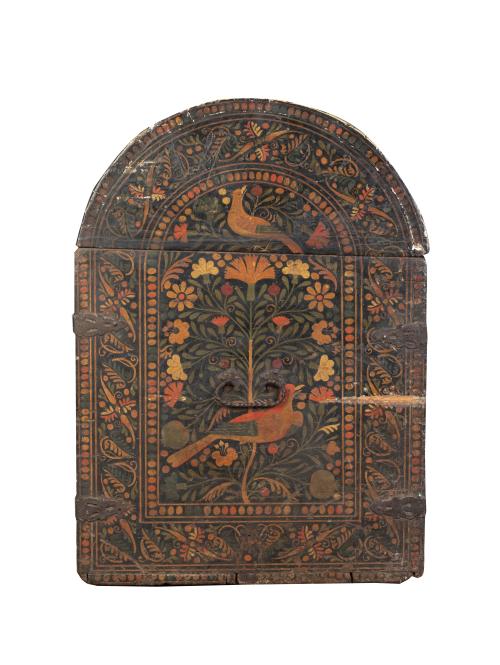 Baúl con tapa de medio cañon de madera laqueada y pintada c