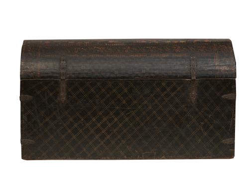 Baúl con tapa de medio cañon de madera laqueada y pintada c