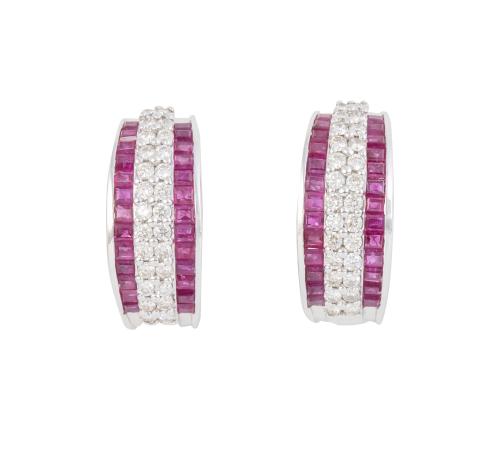 Pendientes de brillantes y rubíes calibrados con diseño de 