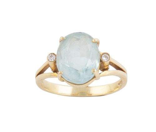 Sortija con piedra azul claro central y flanqueada por dos 