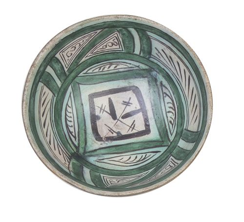 Escudilla de cerámica esmaltada en verde y manganeso.Pate