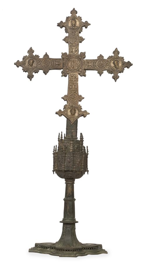 Cruz tardo gótica de metal con alma de madera.España, h. 