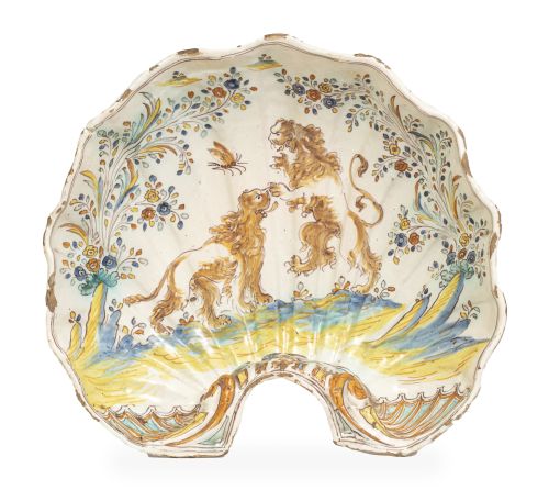 Bacía avenerada de cerámica con esmalte policromo.Talaver