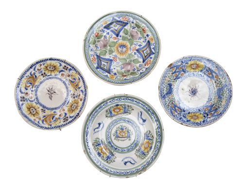 Lote de cuatro platos de cerámica esmaltada decorados con s