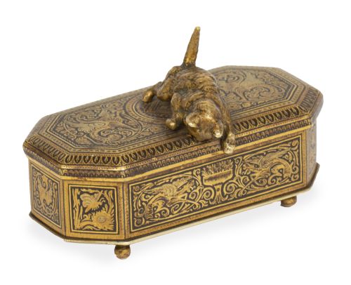 Cajita con trabajo de damasquinado con gato en la tapa.Tr