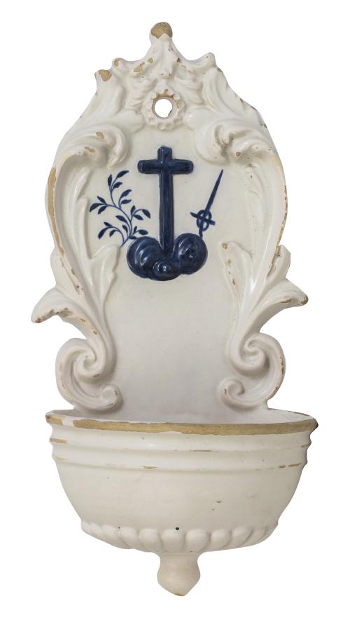 Pila benditera de cerámica esmaltada con escudo en azul.T