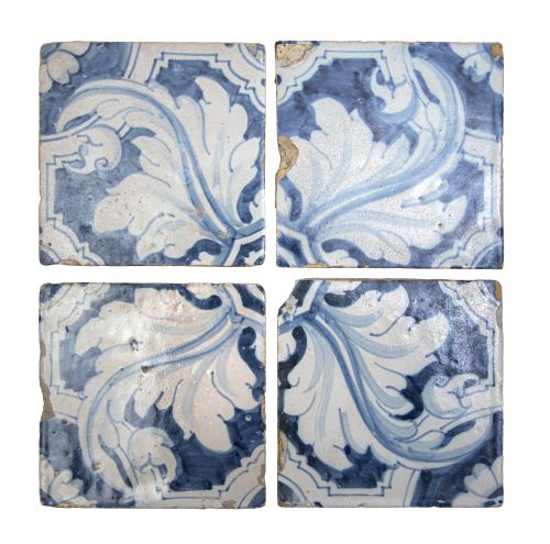 Conjunto de cuatro azulejos de cerámica esmaltada en azul d
