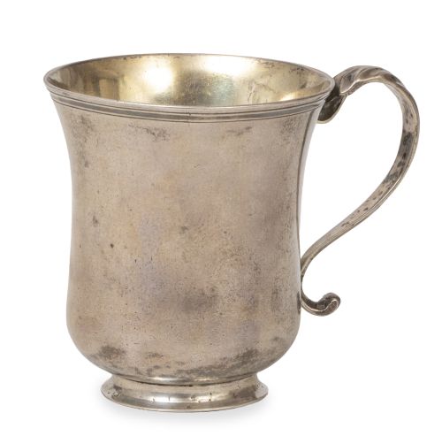 Taza mexicana de plata con asas en forma de "S". Con marcas