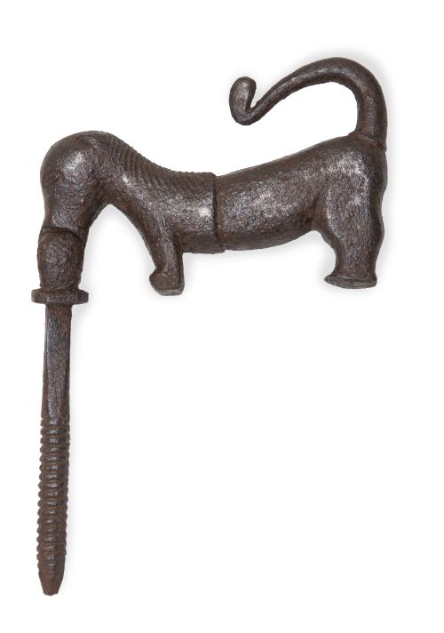 Llamador de hierro en forma de perro.S. XVII.