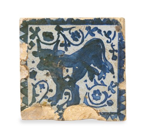 Azulejo gótico de cerámica esmaltada en azul y blanco con t