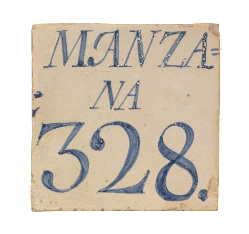Azulejo de cerámica esmaltada en azul y blanco con leyenda 