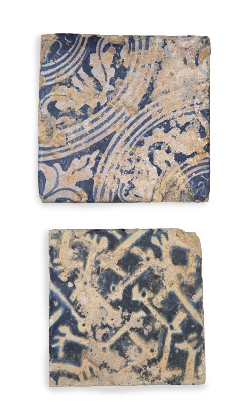 Dos azulejos de cerámica esmaltada en azul y blanco.Uno g