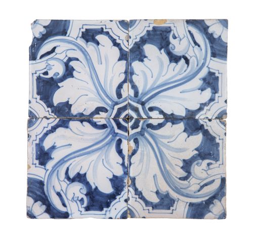 Conjunto de cuatro azulejos de cerámica esmaltada en azul d