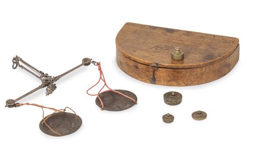 Balanza fernandina de precisión de hierro y bronce, con su 