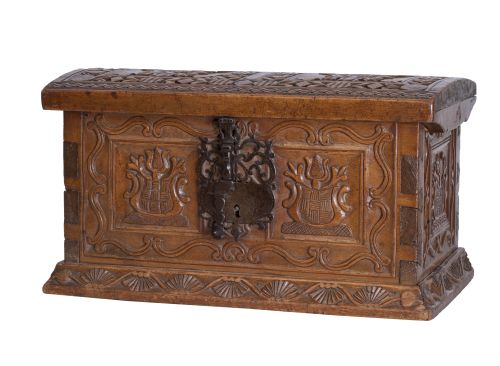 Arquilla de madera tallada con cerradura de hierro recortad