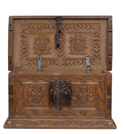 Arquilla de madera tallada con cerradura de hierro recortad