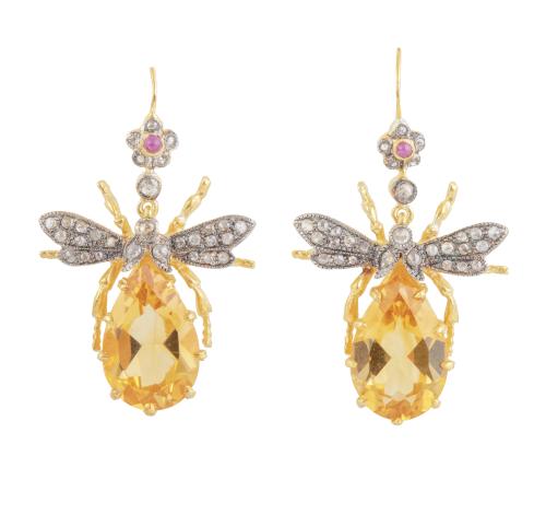 Pendientes estilo S. XIX con diseño de mosca realizados con