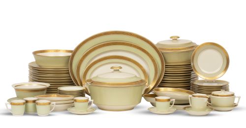 Vajilla de porcelana esmaltada en verde con filo en dorado.