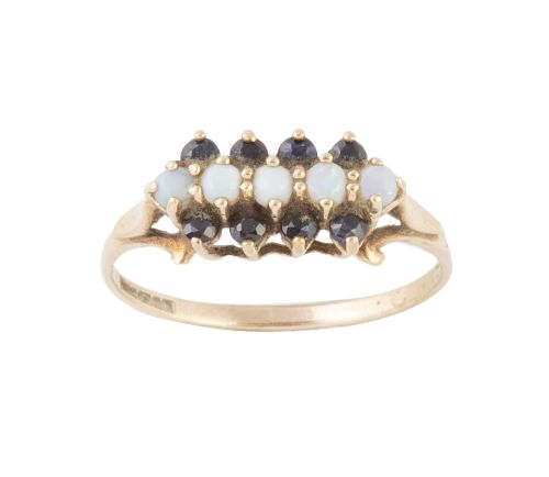 Sortija con cinco ópalos entre bandas de zafiros