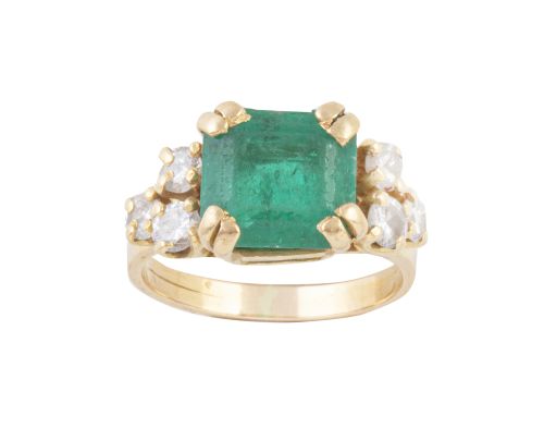 Sortija con esmeralda cuadrada central flanquead por tríos 