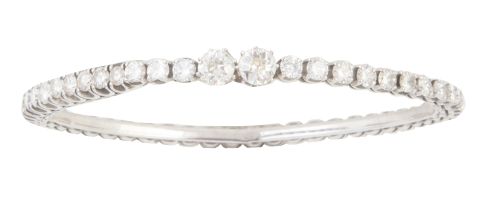 Brazalete rígido de brillantes en rivière que recorren todo