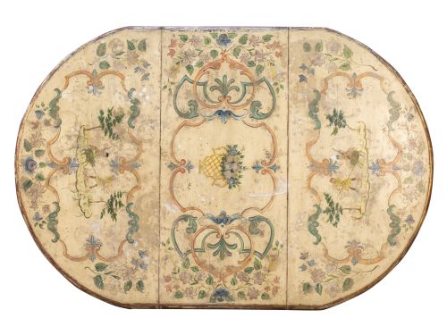 Mesa de alas de madera tallada, policromada y dorada.Port