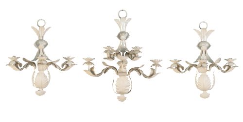 Juego de tres apliques modernos de metal pintado de blanco,