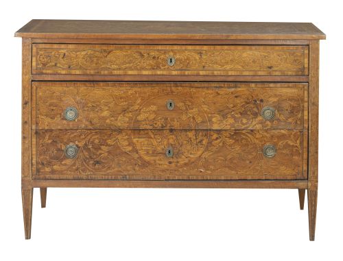 Cómoda neoclásica de madera frutal decorada con hojarascas 