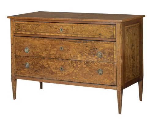 Cómoda neoclásica de madera frutal decorada con hojarascas 