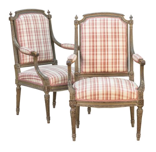 Pareja de sillas de brazos de madera tallada y policromada 