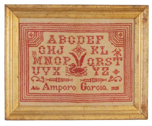 Bordado con abecedario, ave y firma "Amparo García" en hilo