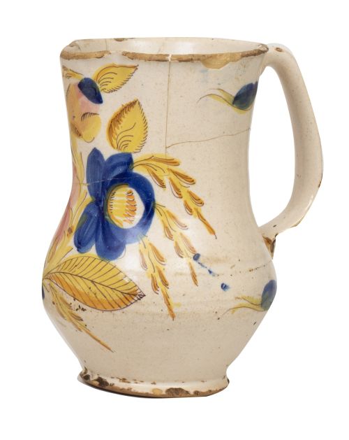 Jarro de cerámica esmaltada con ramillete de flores.Manis