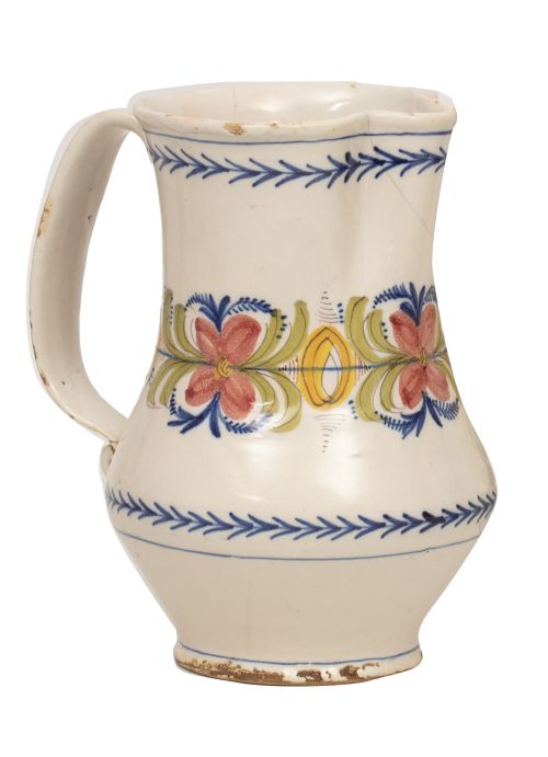 Jarro de cerámica esmaltada con friso de flores esmatadas.