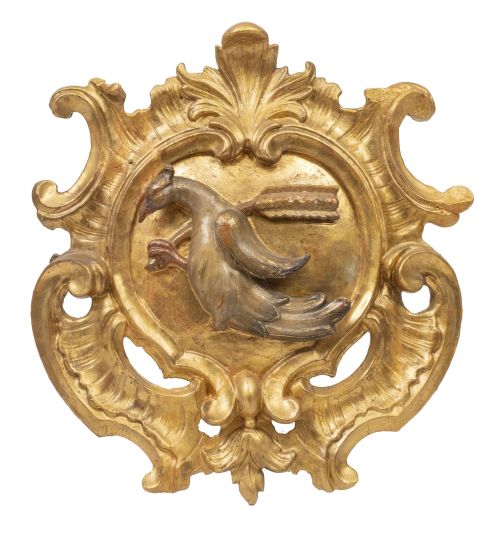 Remate de madera tallada, policromada y dorada con ave.Es