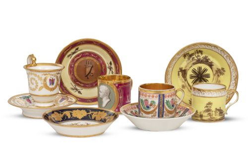Lote de cuatro tazas y cinco platos de porcelana esmaltada 