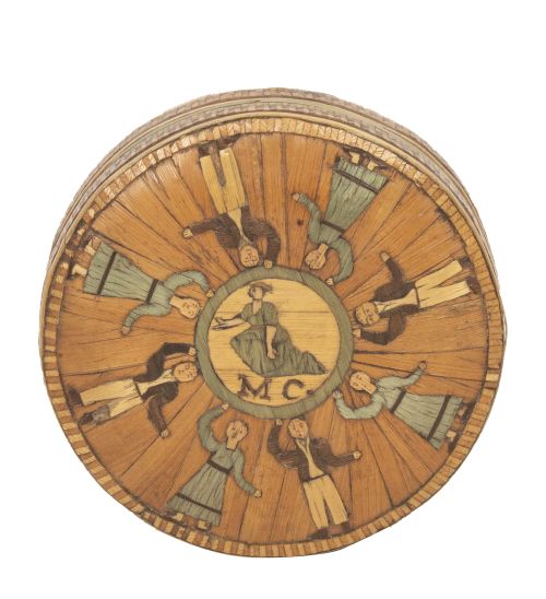 Cajita circular en paja con iniciales "MC" y personajes bai