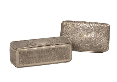 Lote de dos cajitas de plata, una con escena galante repuja