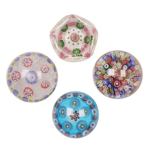 Lote de cuatro pisapapeles, uno de ellos con decoración "mi