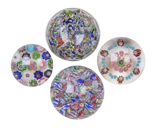 Lote de cuatro pisapapeles de diferente tamaño, con decorac