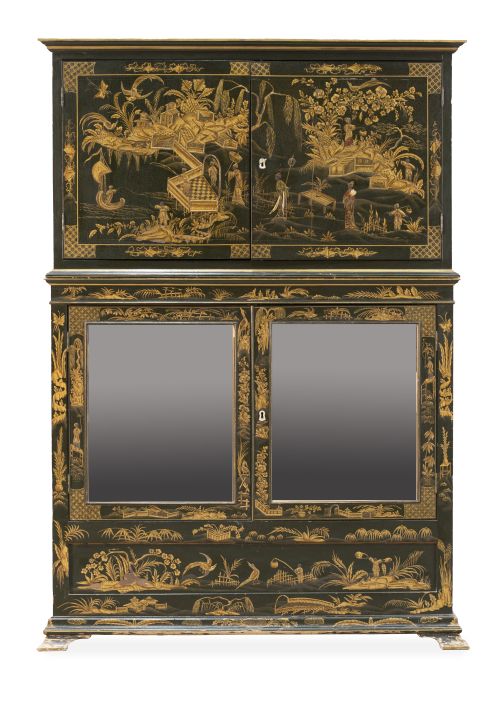 Mueble de dos cuerpos de madera lacada de verde y dorada de