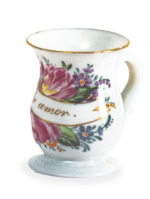 Jarrita de opalina con leyenda "Por amor" y flores pintadas